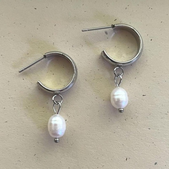 Silver Freshwater White Pearl Hoops - Picture 1 of 5
